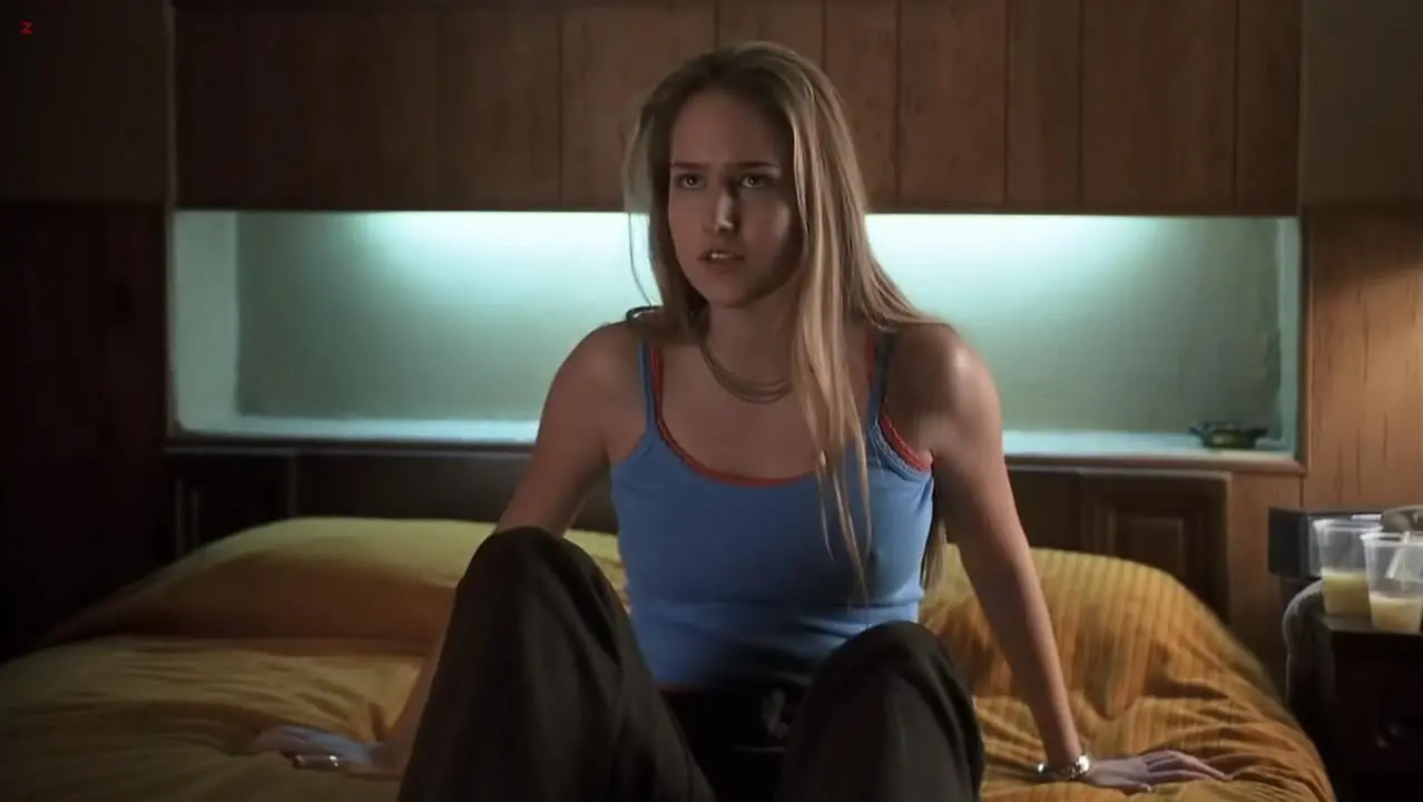 Leelee Sobieski sexy - Joy Ride (2001)