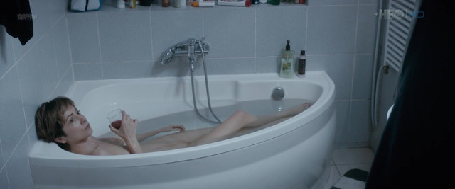 Cristina Florea nude - Perfect sanatos (2017)