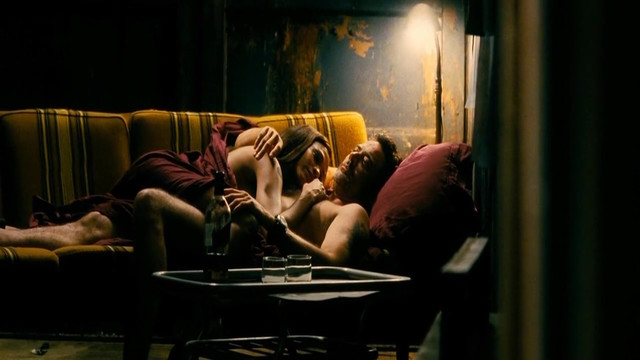 Zoe Saldana sexy - The Losers (2010)