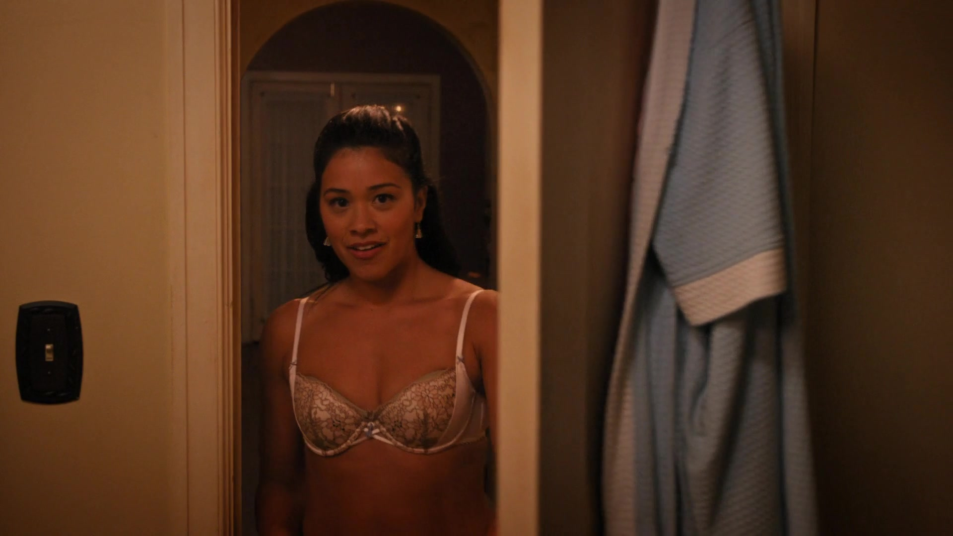 Gina Rodriguez sexy - Jane the Virgin s04e01 (2017)
