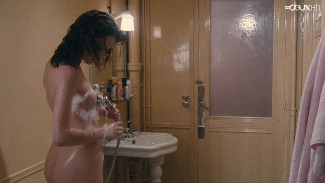 Emmanuelle Beart nude - L'amour en douce (1985)