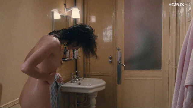 Emmanuelle Beart nude - L'amour en douce (1985)