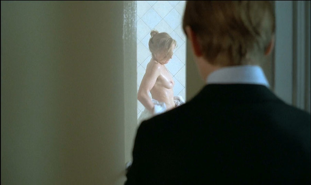 Helene Vincent nude - La vie est un long fleuve tranquille (1988)