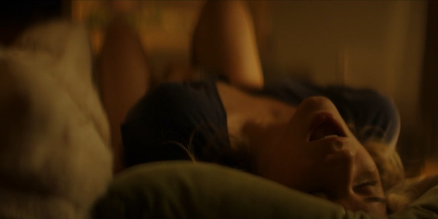 Elizabeth Lail sexy - You s01e01 (2018)