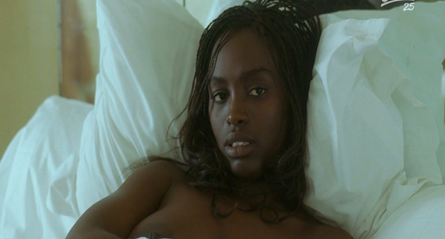 Aissa Maiga nude - L'un reste, l'autre part (2004)