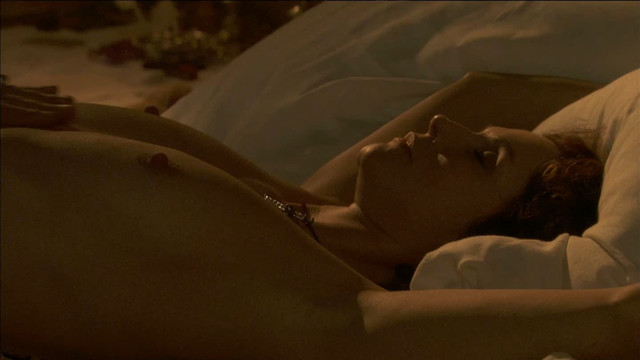 Alessandra Martines nude - La reine et le cardinal (2009)