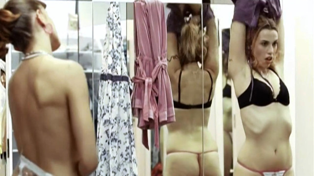 Veronica Echegui nude - Yo soy la Juani (2006)