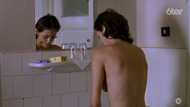 Marion Cotillard nude - Une femme piegee (2001)