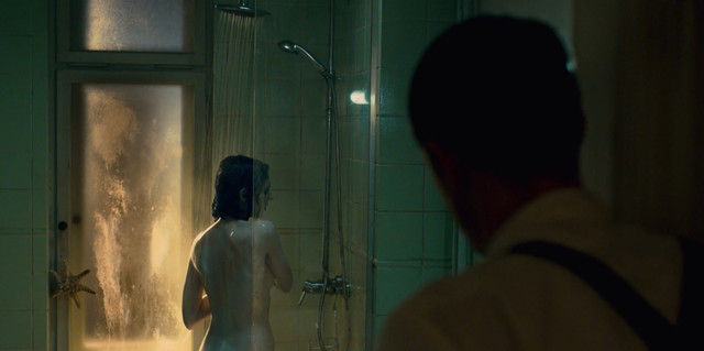 Seyneb Saleh nude - Mute (2018)