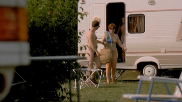 Francoise Pinkwasser nude – Fais-moi des vacances (2002)