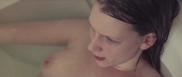 Helle Rossing nude - Pige under vand (2012)