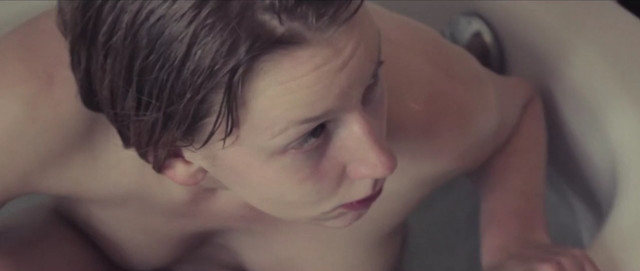 Helle Rossing nude - Pige under vand (2012)