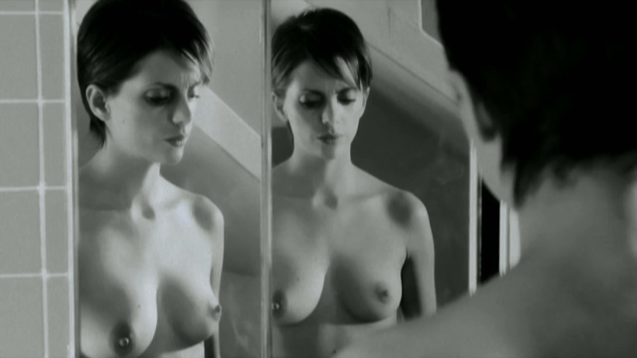 Macarena Gomez nude - La hora del bano (2014) .