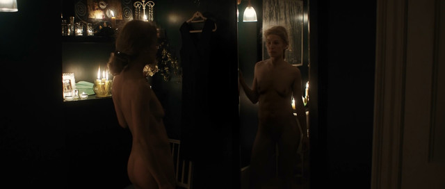 Rosamund Pike nude - A Private War (2018)