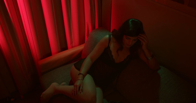 Eloise Valli nude - Folle d'amour (2017)