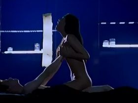 Aina Clotet nude - Mola ser malo (2005)