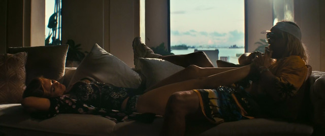 Isla Fisher sexy - The Beach Bum (2019)