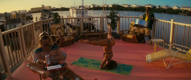 Isla Fisher sexy - The Beach Bum (2019)