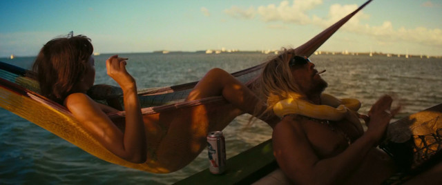 Isla Fisher sexy - The Beach Bum (2019)