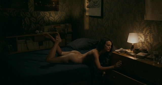 Jennifer Decker nude - Un beau voyou (2018)