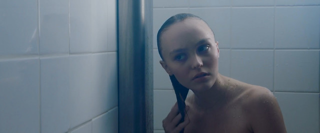 Lily-Rose Depp sexy - Les fauves (2018)