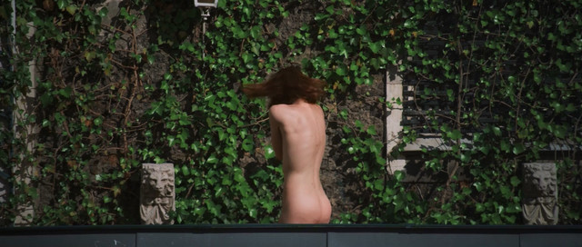 Jade Henot nude - Le hula hoop (2016)