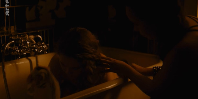Liv Henneguier sexy - Crache coeur (2015)