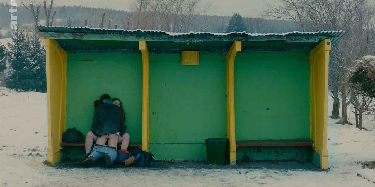 Liv Henneguier sexy - Crache coeur (2015)