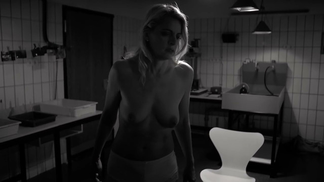 Fenja Ruhl nude - Die dunkle Kammer (2016)