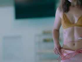 Haley Lu Richardson sexy - Five Feet Apart (2019)