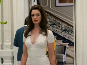 Anne Hathaway sexy - The Hustle (2019)