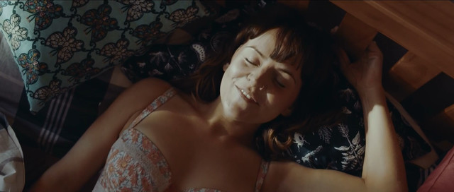 Sophie Allen sexy - Love Is Blind (2015)