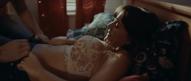 Sophie Allen sexy - Love Is Blind (2015)