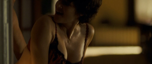 Carla Gugino sexy - Righteous Kill (2008)