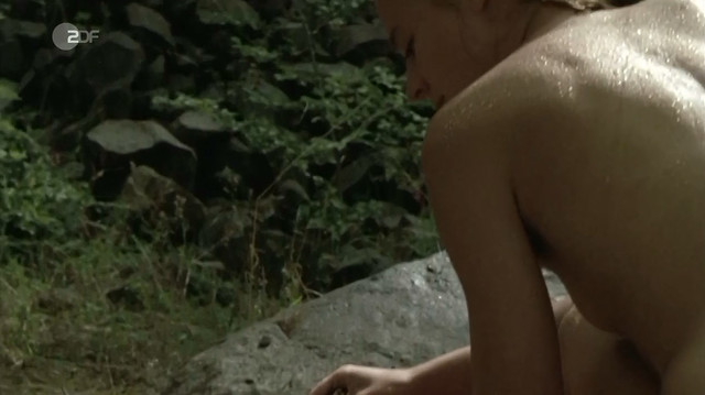 Bernadette Heerwagen nude - An die Grenze (2007)