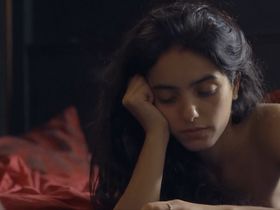 Hafsia Herzi sexy - Tu merites un amour (2019)