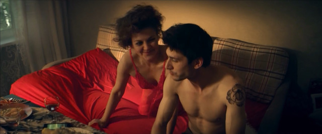 Anna Ukolova sexy - Vhodya v dom oglyanis s01e01 (2019)