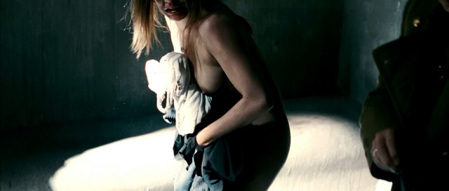 Maria Leon nude - La voz dormida (2011)
