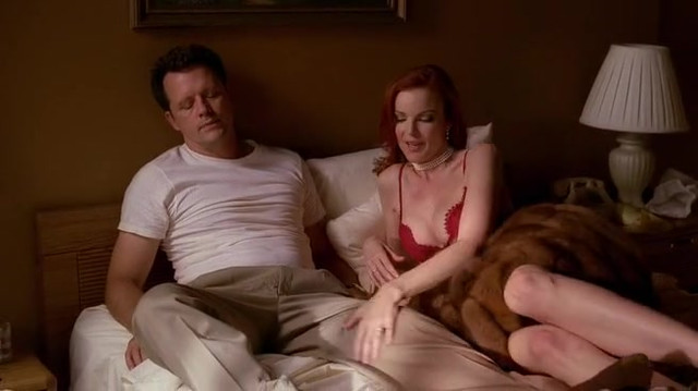 Marcia Cross sexy - Desperate Housewives s01e06 (2004)