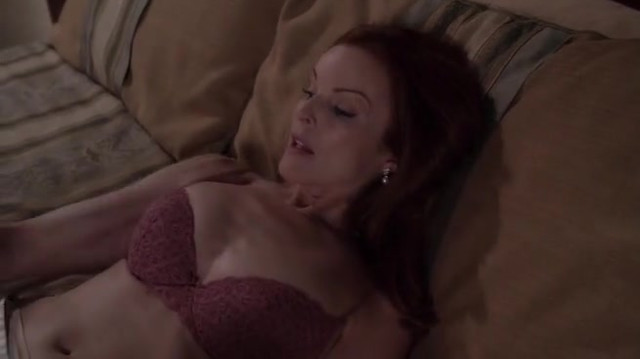 Marcia Cross sexy - Desperate Housewives s03e01 (2004)