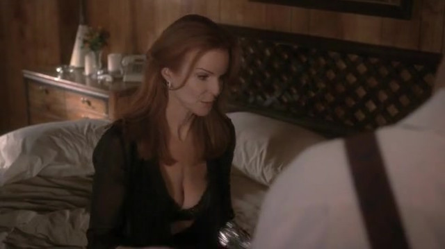 Marcia Cross sexy - Desperate Housewives s06e03 (2004)