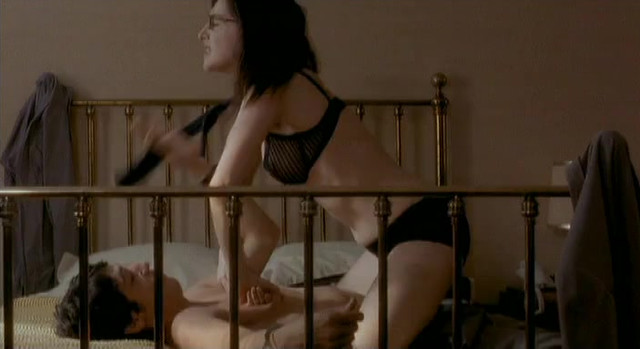 Amira Casar sexy - Mariees mais pas trop (2003)
