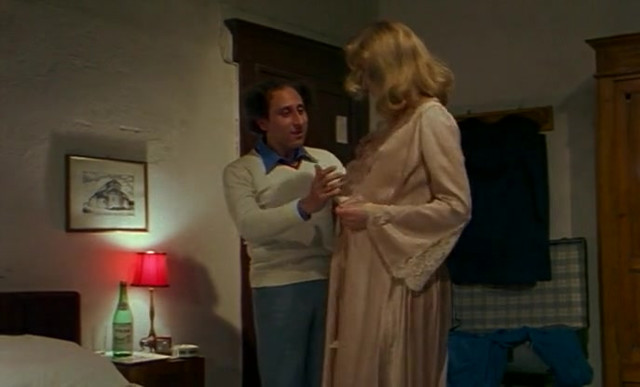 Elizabeth Turner nude - La dottoressa sotto il lenzuolo (1976)
