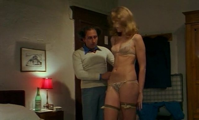 Elizabeth Turner nude - La dottoressa sotto il lenzuolo (1976)