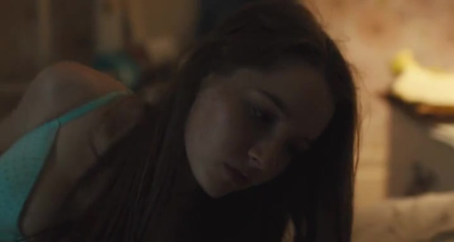 Kaitlyn Dever sexy - All Summers End (2017)