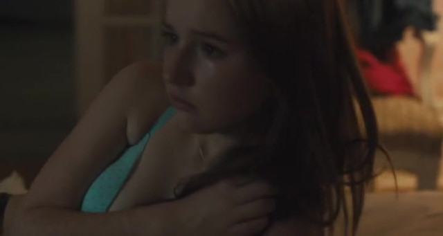 Kaitlyn Dever sexy - All Summers End (2017)