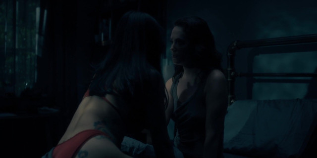 Kate Siegel sexy, Levy Tran sexy - The Haunting of Hill House s01e10 (2018)