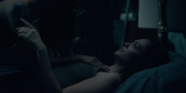 Kate Siegel sexy, Levy Tran sexy - The Haunting of Hill House s01e10 (2018)