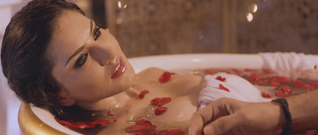Sunny Leone sexy - Ragini MMS 2 (2014)