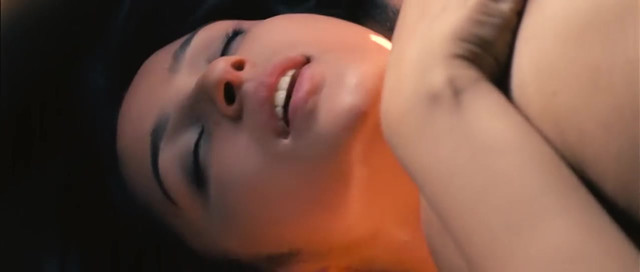 Parineeti Chopra sexy - Ishaqzaade (2012)